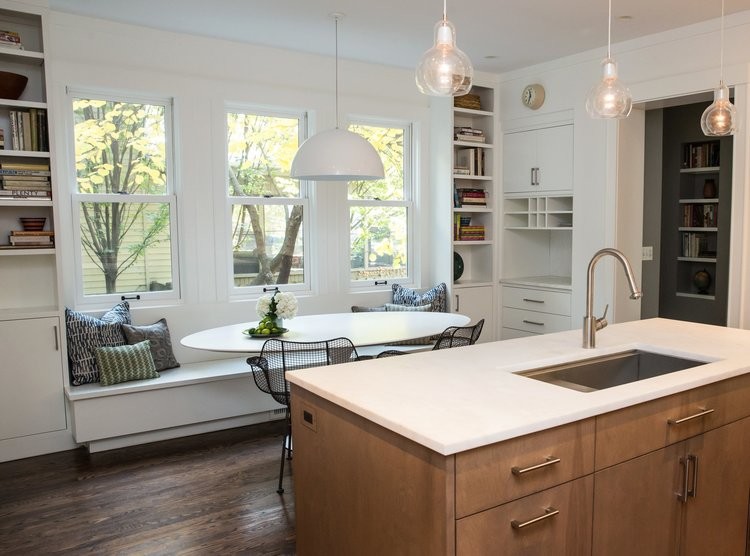 Идея дизайна: кухня-столовая среднего размера в современном стиле с белыми стенами, паркетным полом среднего тона и коричневым полом без камина