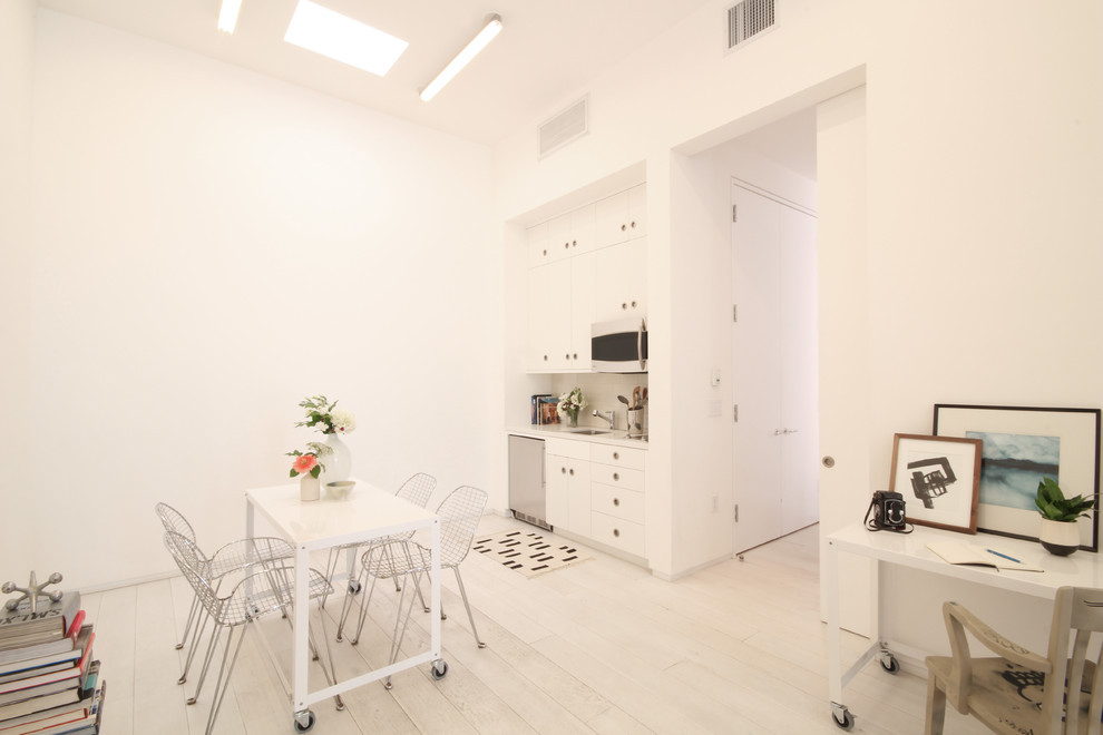 Inspiration pour une salle à manger ouverte sur le salon minimaliste de taille moyenne avec un mur blanc, parquet peint et aucune cheminée.