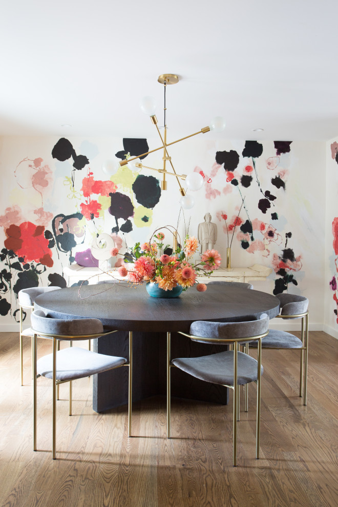Foto di una sala da pranzo aperta verso il soggiorno minimal di medie dimensioni con pareti multicolore, pavimento in legno massello medio e pavimento marrone