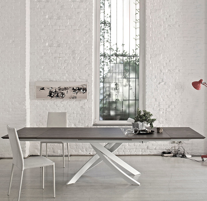 Ispirazione per una grande sala da pranzo aperta verso il soggiorno minimal con parquet chiaro, pareti bianche e pavimento bianco