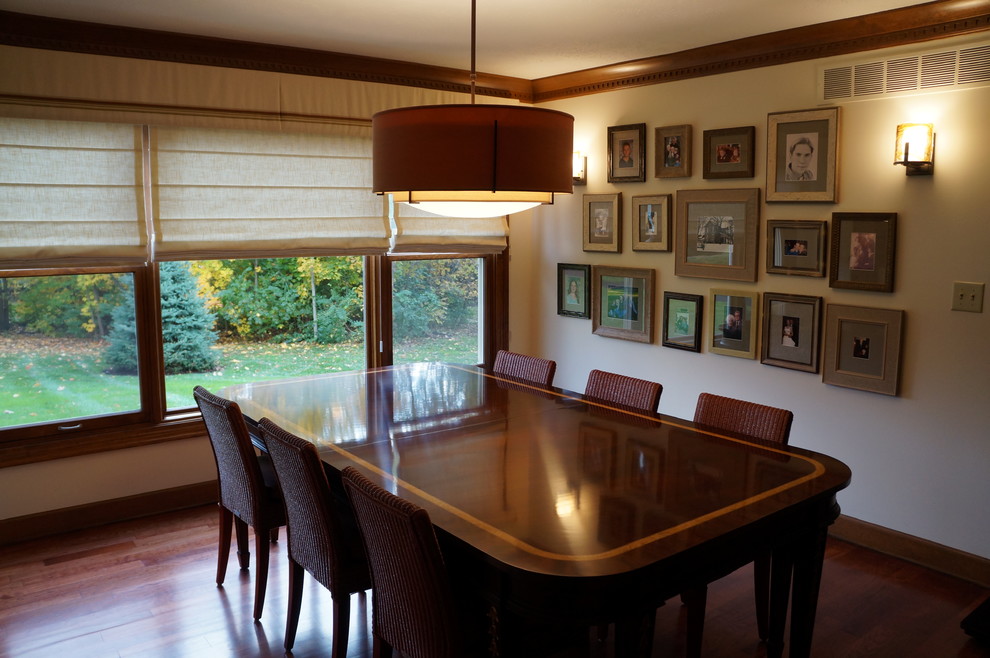 Ispirazione per una sala da pranzo aperta verso la cucina american style di medie dimensioni con pareti beige e pavimento in legno massello medio