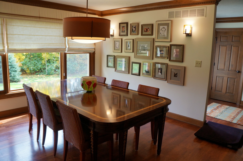 Foto de comedor de cocina de estilo americano de tamaño medio con paredes beige y suelo de madera en tonos medios