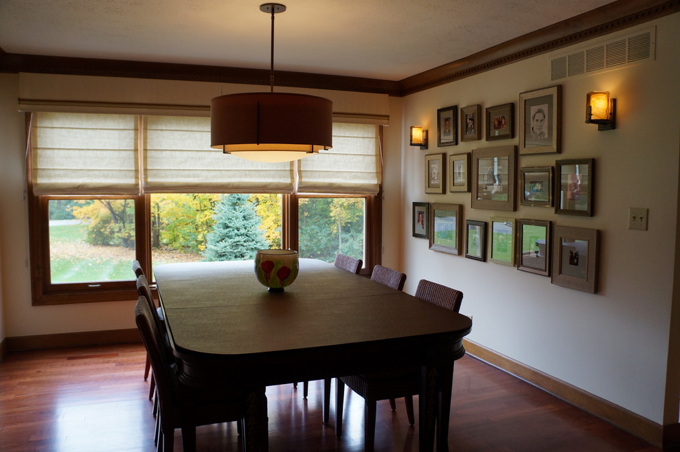 Imagen de comedor de cocina de estilo americano de tamaño medio con paredes beige y suelo de madera en tonos medios