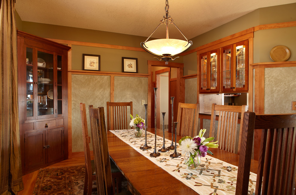 Esempio di una grande sala da pranzo stile americano chiusa con pareti verdi, pavimento in legno massello medio e nessun camino