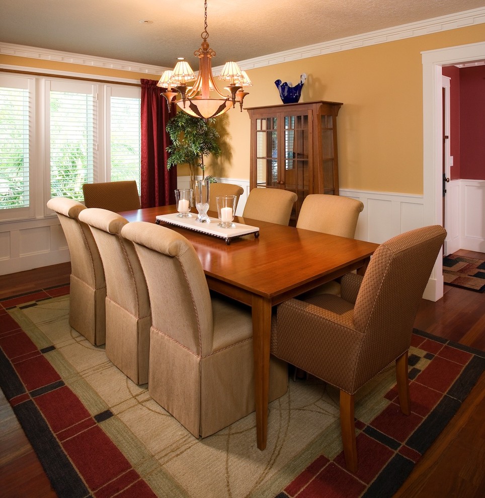 Foto di una grande sala da pranzo aperta verso la cucina stile americano con pareti beige, pavimento in legno massello medio e nessun camino