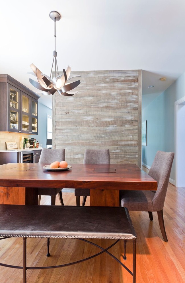 На фото: большая кухня-столовая в стиле неоклассика (современная классика) с паркетным полом среднего тона, серыми стенами и коричневым полом без камина