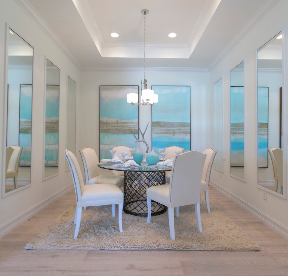 Geschlossenes, Mittelgroßes Maritimes Esszimmer ohne Kamin mit weißer Wandfarbe und braunem Holzboden in Miami