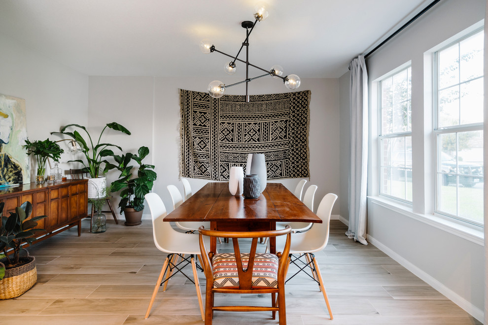 На фото: столовая среднего размера в современном стиле с серыми стенами и полом из керамогранита без камина с