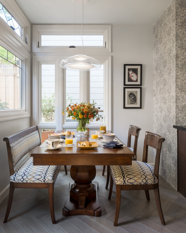 Стильный дизайн: кухня-столовая в стиле неоклассика (современная классика) с серыми стенами, паркетным полом среднего тона и серым полом - последний тренд