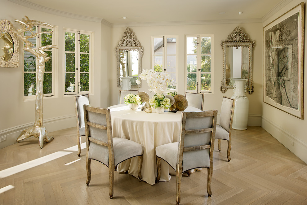 Immagine di una sala da pranzo shabby-chic style con pareti beige e pavimento in legno massello medio