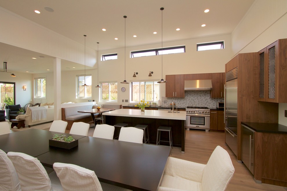 Идея дизайна: большая кухня-столовая в стиле неоклассика (современная классика) с белыми стенами и светлым паркетным полом