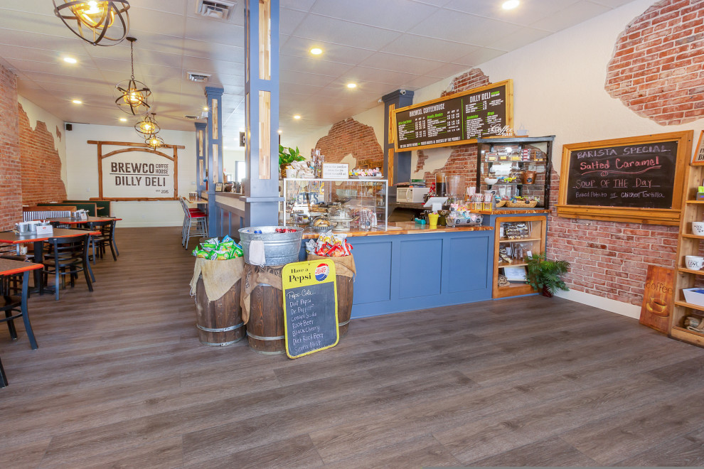 Esempio di un'ampia sala da pranzo aperta verso la cucina industriale con pareti multicolore, pavimento in vinile e pavimento grigio