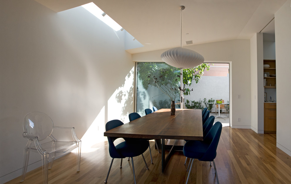 This is an example of a modern dining room in Los Angeles.