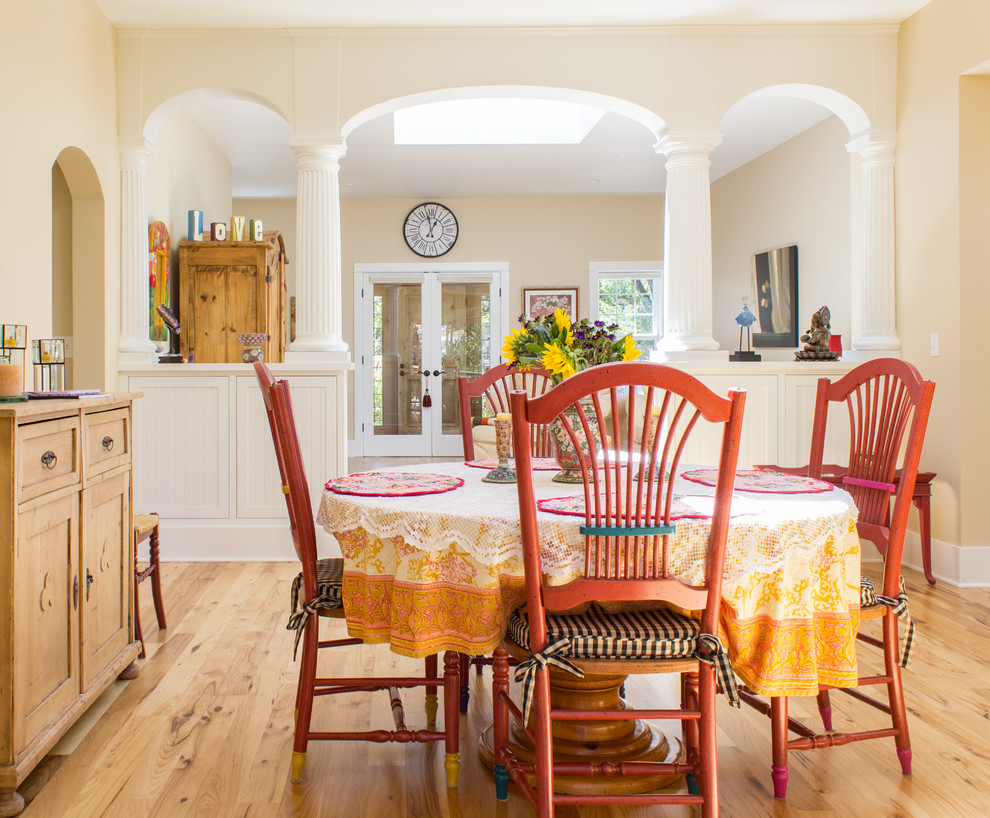 Inspiration pour une salle à manger ouverte sur le salon style shabby chic de taille moyenne avec un mur beige et parquet clair.