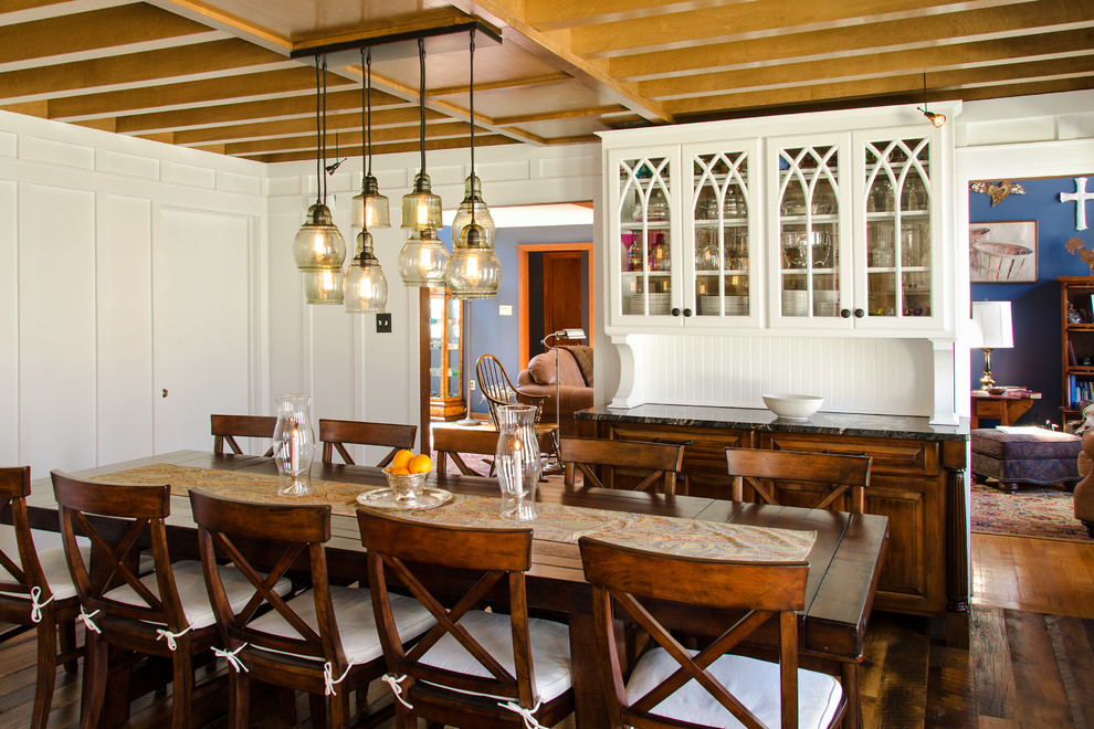 Imagen de comedor de cocina campestre de tamaño medio sin chimenea con paredes blancas y suelo de madera oscura
