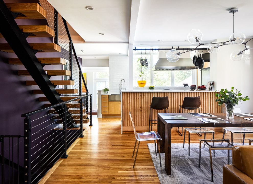 Mittelgroße Moderne Wohnküche mit weißer Wandfarbe, braunem Holzboden und beigem Boden in Washington, D.C.