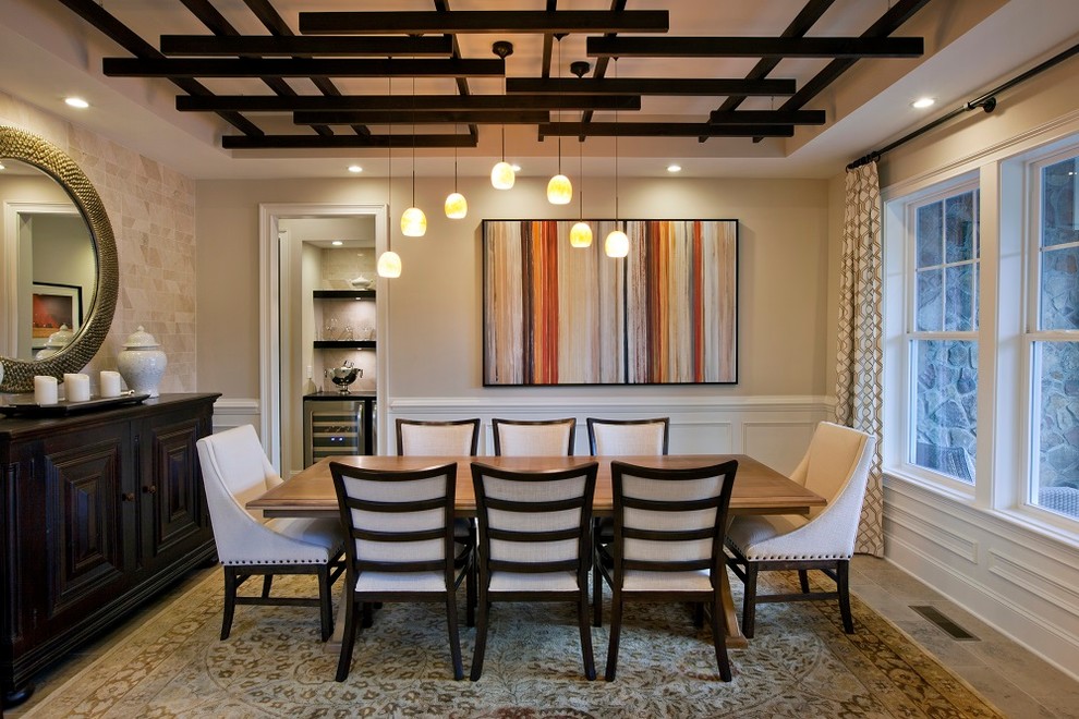 Ispirazione per una grande sala da pranzo tradizionale chiusa con pareti beige e pavimento con piastrelle in ceramica