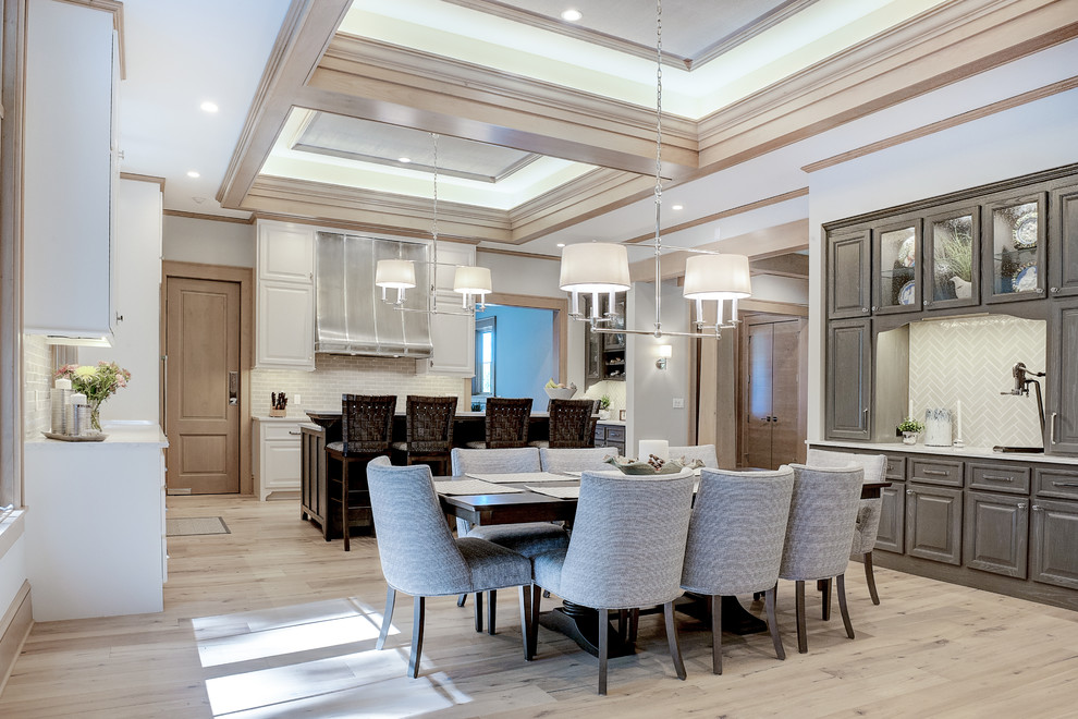 Esempio di un'ampia sala da pranzo aperta verso la cucina classica con parquet chiaro, pareti bianche e pavimento beige