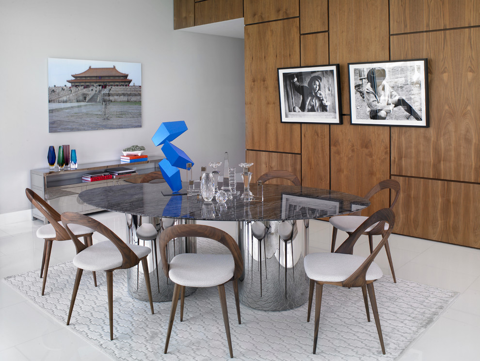 Cette image montre une grande salle à manger ouverte sur le salon design avec un mur blanc, un sol en linoléum et un sol blanc.