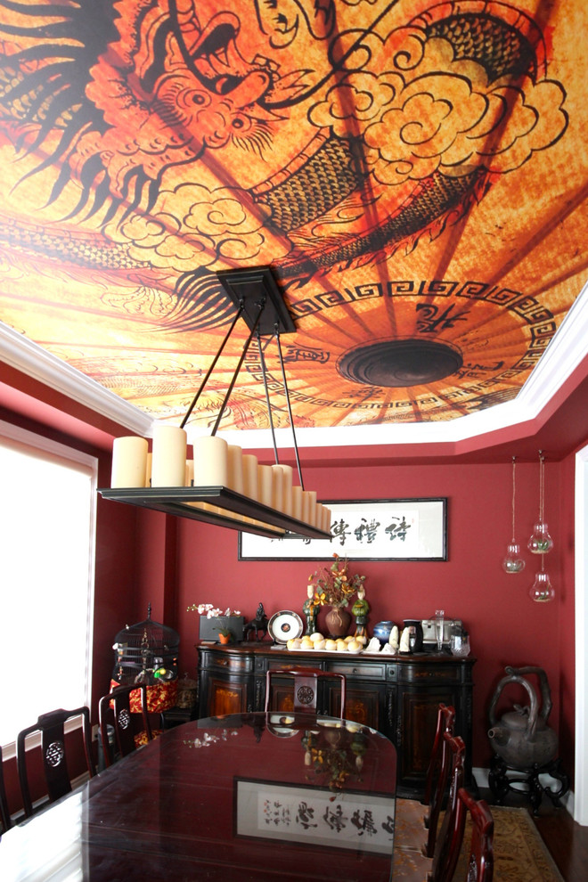 Cette photo montre une salle à manger asiatique fermée et de taille moyenne avec un mur rouge.