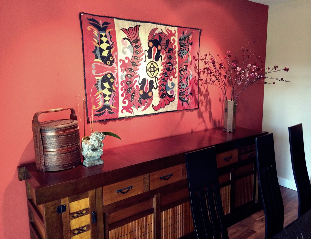 Пример оригинального дизайна: кухня-столовая среднего размера в восточном стиле с красными стенами и светлым паркетным полом без камина