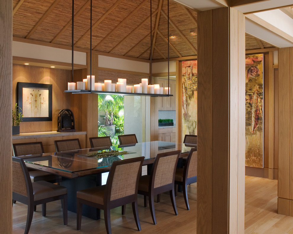 Aménagement d'une salle à manger asiatique avec un sol en bois brun.
