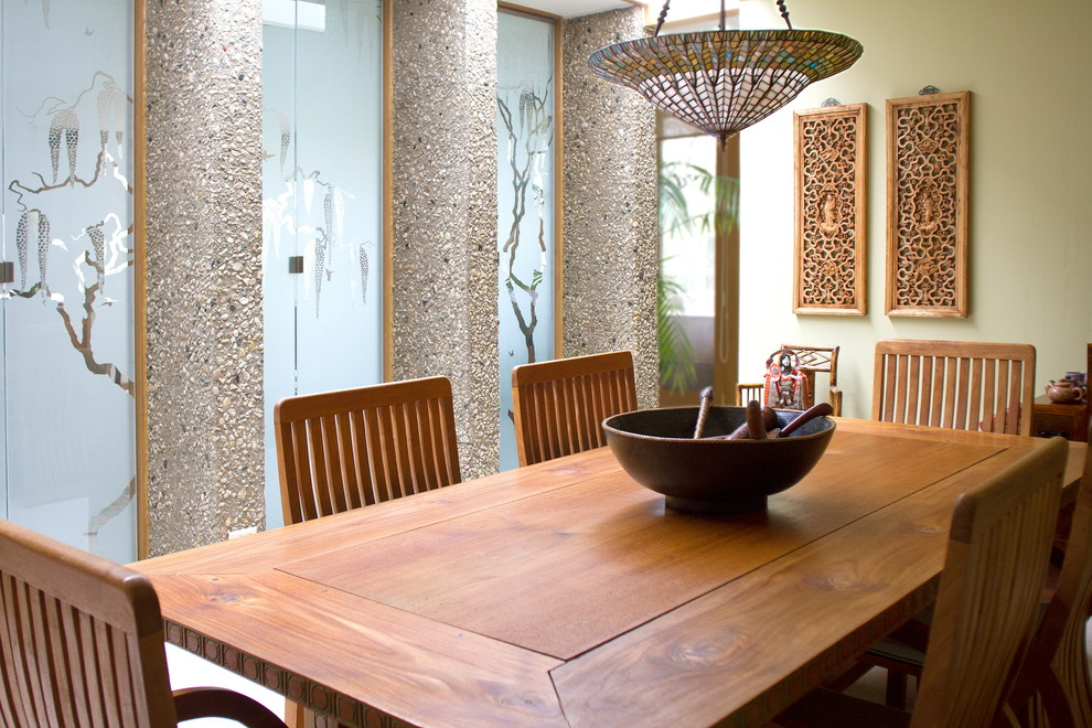 Свежая идея для дизайна: отдельная столовая среднего размера в восточном стиле с ковровым покрытием и бежевыми стенами - отличное фото интерьера