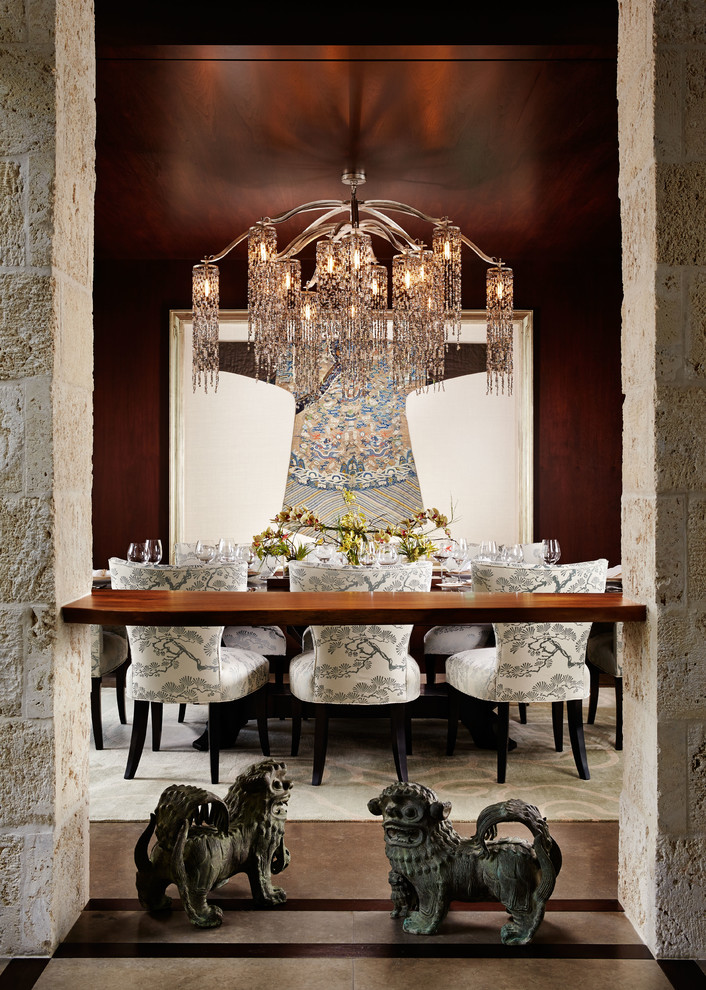 Пример оригинального дизайна: гостиная-столовая среднего размера в восточном стиле с коричневыми стенами, коричневым полом и бетонным полом без камина