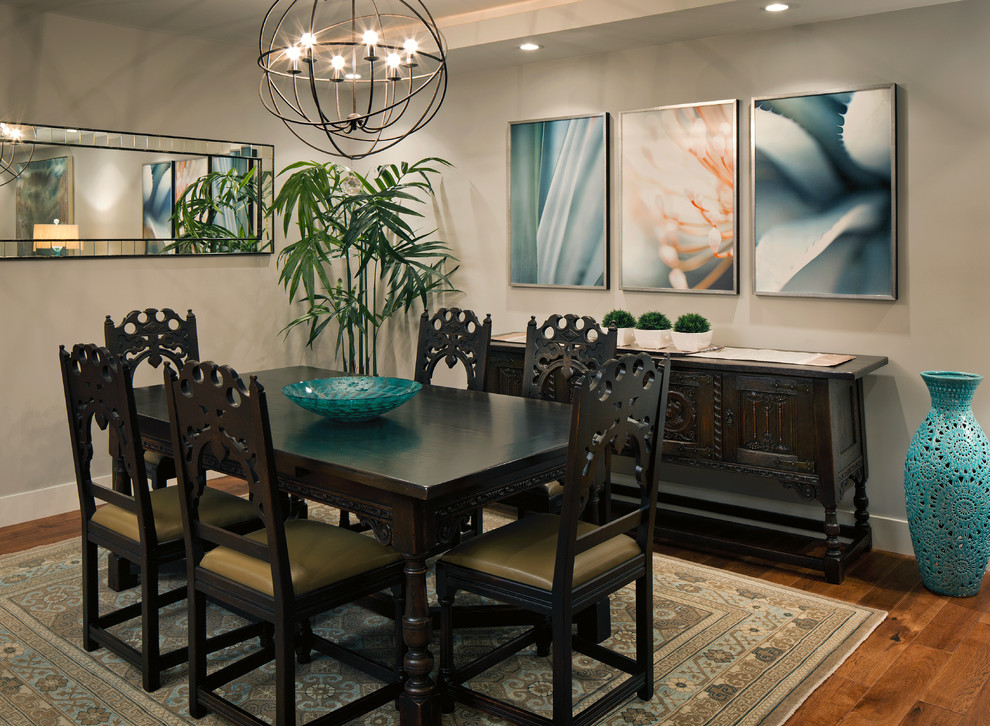 Cette image montre une salle à manger ouverte sur le salon design de taille moyenne avec un mur gris et un sol en bois brun.