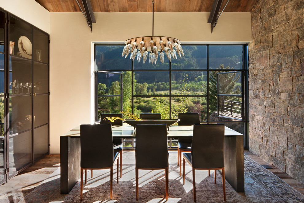 Immagine di una sala da pranzo rustica con pareti bianche, parquet scuro e pavimento marrone