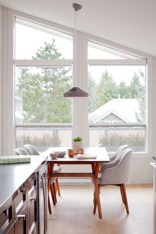 Свежая идея для дизайна: кухня-столовая среднего размера в скандинавском стиле с белыми стенами и светлым паркетным полом - отличное фото интерьера