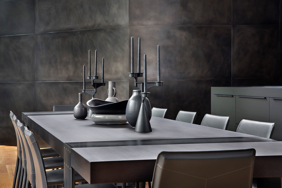 Moderne Wohnküche mit grauer Wandfarbe, braunem Holzboden und braunem Boden in Denver