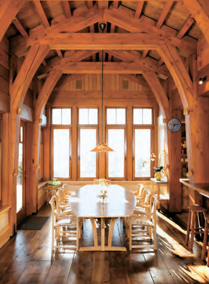 Ispirazione per un'ampia sala da pranzo tradizionale chiusa con pavimento in legno massello medio