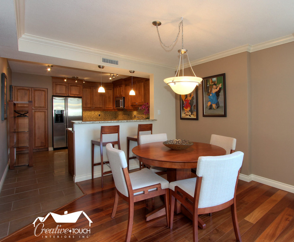 Foto di una grande sala da pranzo aperta verso la cucina classica con pareti beige e pavimento in legno massello medio