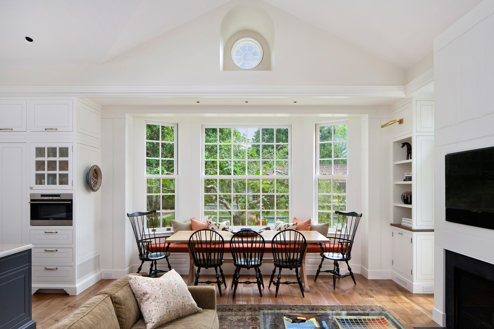Foto de comedor clásico abierto con paredes blancas, suelo de madera en tonos medios y suelo marrón