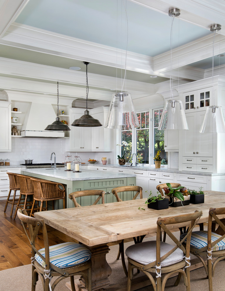 Immagine di un'ampia sala da pranzo aperta verso la cucina rustica con pavimento in legno massello medio