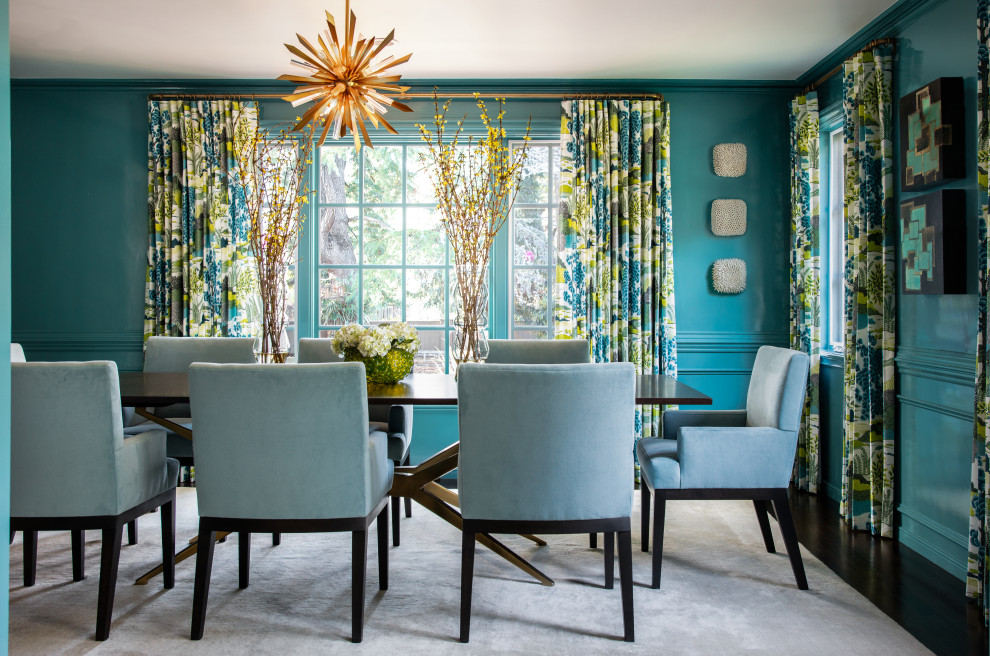 Idées déco pour une salle à manger classique avec un mur bleu, parquet foncé et un sol marron.
