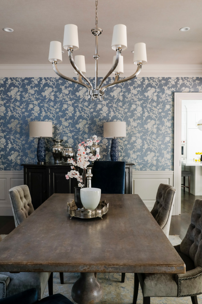 Источник вдохновения для домашнего уюта: кухня-столовая в классическом стиле с синими стенами, темным паркетным полом и панелями на стенах
