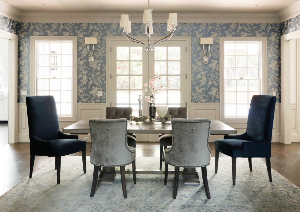 Idée de décoration pour une salle à manger ouverte sur la cuisine tradition avec un mur bleu, parquet foncé et boiseries.