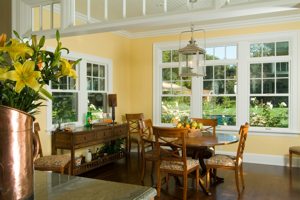 Источник вдохновения для домашнего уюта: столовая в викторианском стиле с желтыми стенами и темным паркетным полом