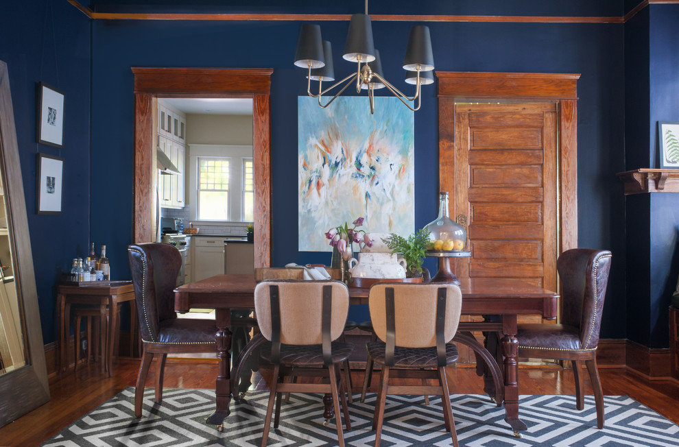 Esempio di una sala da pranzo eclettica chiusa e di medie dimensioni con pareti blu