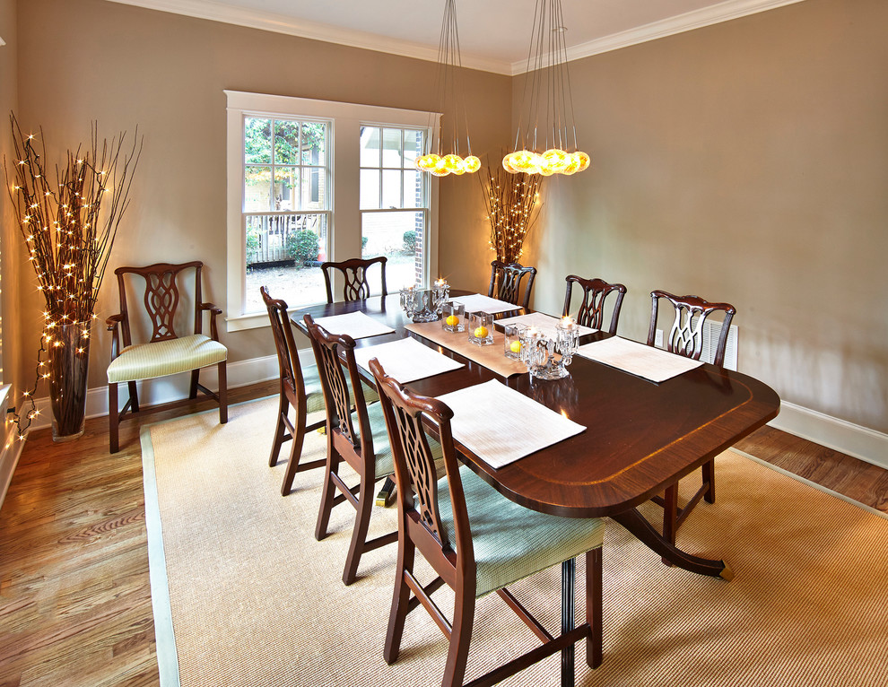 Immagine di una sala da pranzo aperta verso la cucina design di medie dimensioni con pareti beige, pavimento in legno massello medio e nessun camino