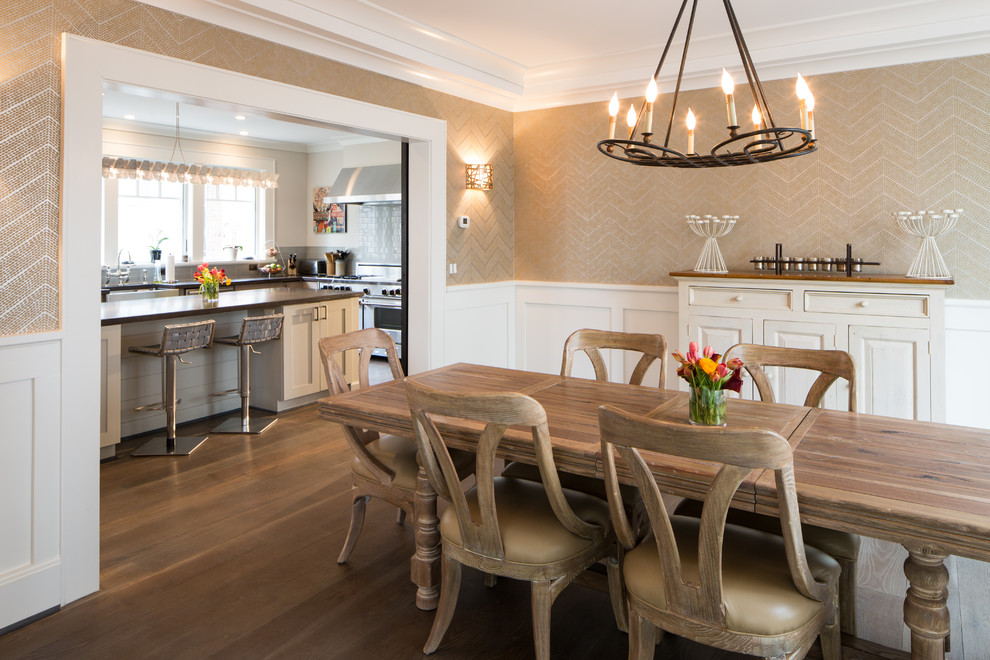 Mittelgroße Country Wohnküche mit beiger Wandfarbe, dunklem Holzboden und braunem Boden in Washington, D.C.