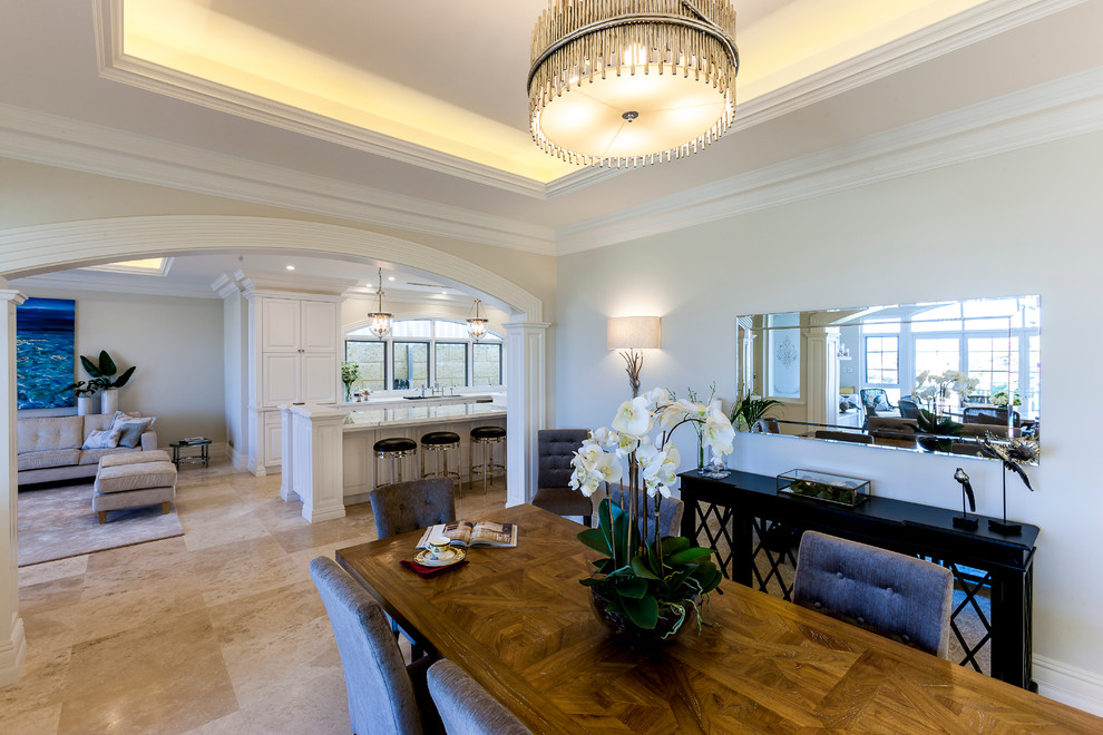 Esempio di una grande sala da pranzo aperta verso la cucina classica con pareti beige e pavimento in travertino