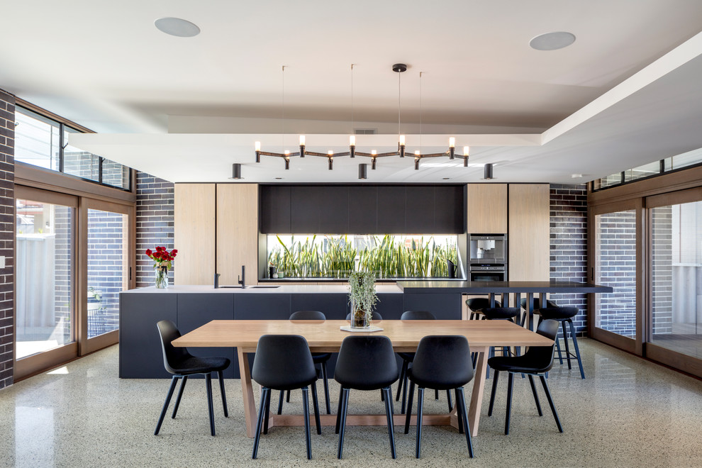 Moderne Wohnküche mit Betonboden und grauem Boden in Perth