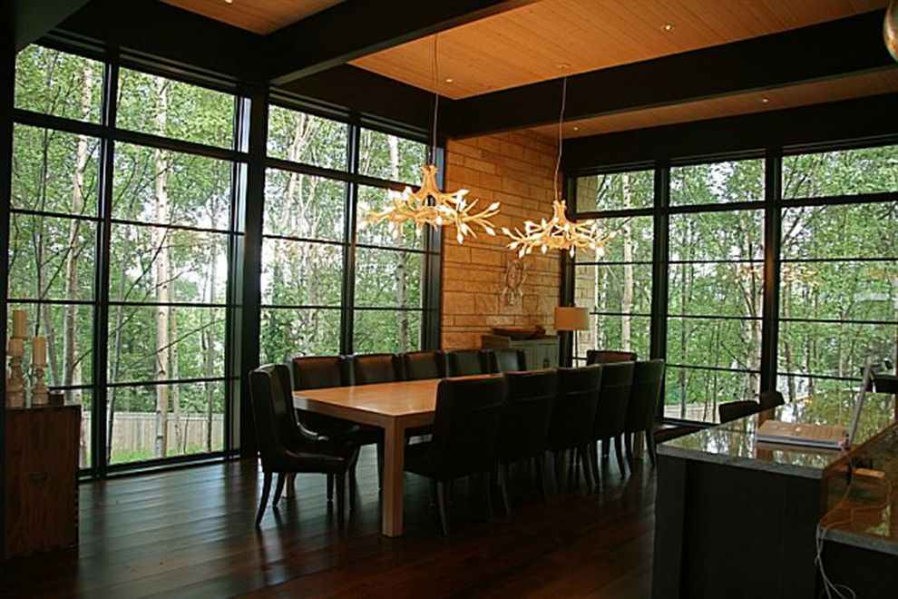 Foto di una grande sala da pranzo aperta verso la cucina boho chic con parquet scuro