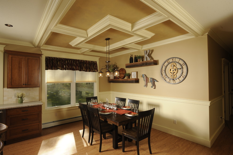 Immagine di una sala da pranzo aperta verso la cucina country di medie dimensioni con pareti marroni, pavimento in legno massello medio e nessun camino