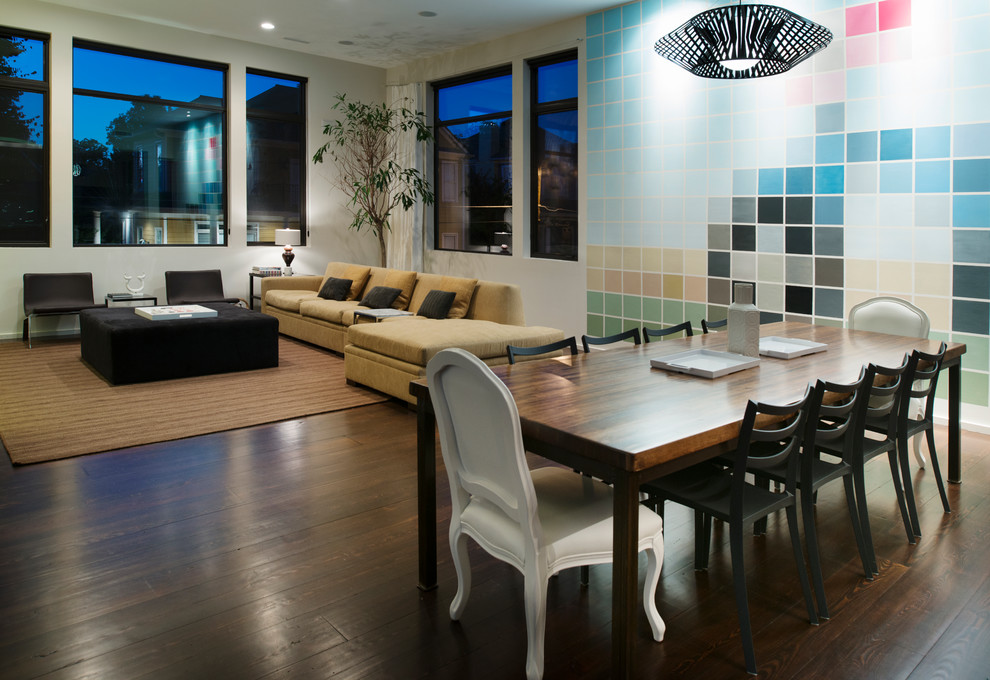 Immagine di una sala da pranzo aperta verso il soggiorno contemporanea con pareti multicolore, pavimento in legno massello medio e pavimento marrone
