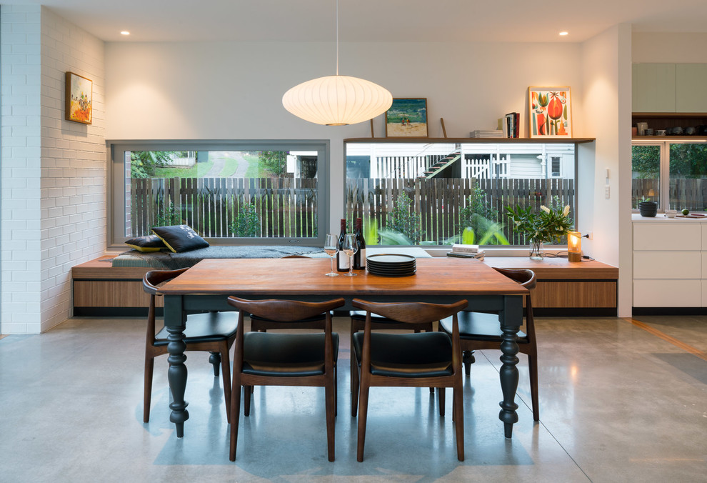 Идея дизайна: кухня-столовая в стиле ретро с белыми стенами, бетонным полом и серым полом