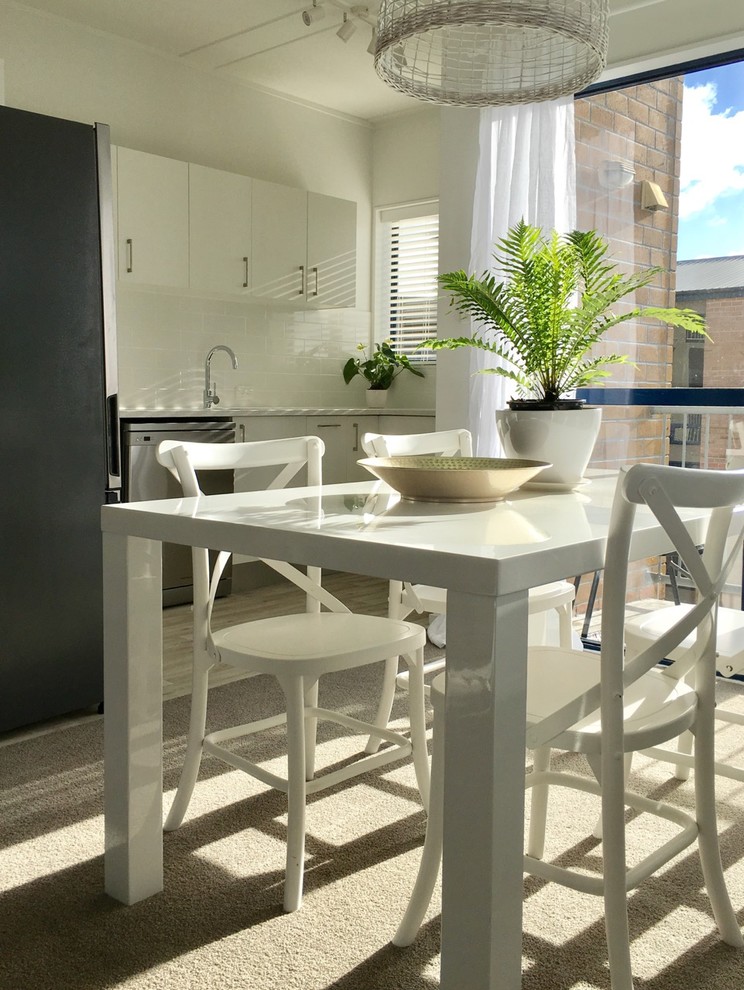 Источник вдохновения для домашнего уюта: маленькая кухня-столовая в стиле модернизм с белыми стенами, ковровым покрытием и серым полом без камина для на участке и в саду